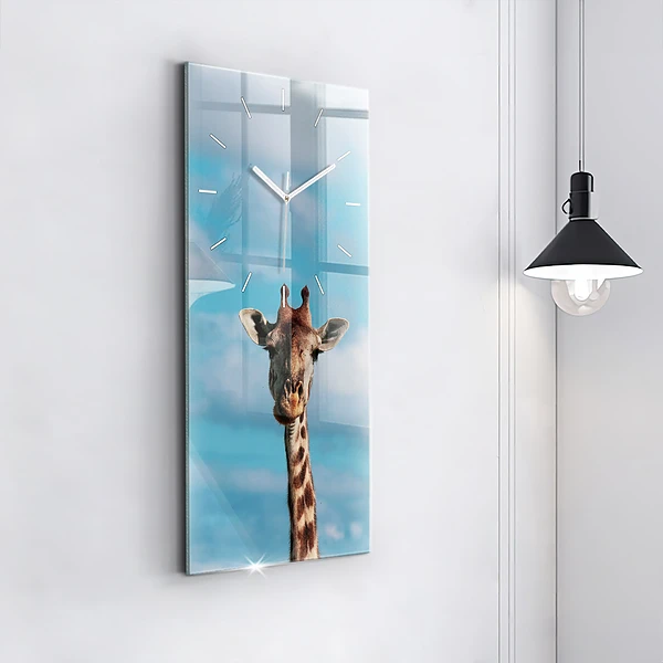 Vertikale Uhr Große Giraffe vor einem Himmelshintergrund