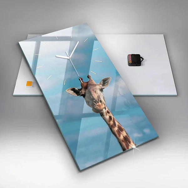 Vertikale Uhr Große Giraffe vor einem Himmelshintergrund