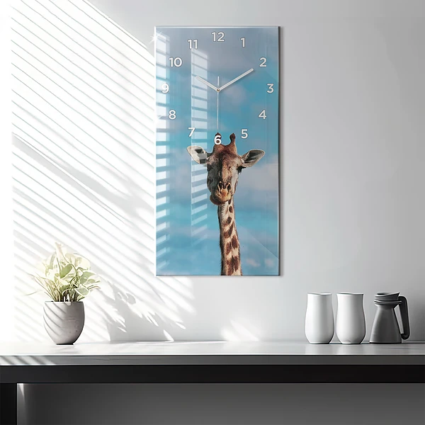 Vertikale Uhr Große Giraffe vor einem Himmelshintergrund