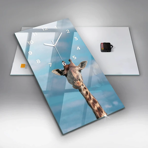 Vertikale Uhr Große Giraffe vor einem Himmelshintergrund