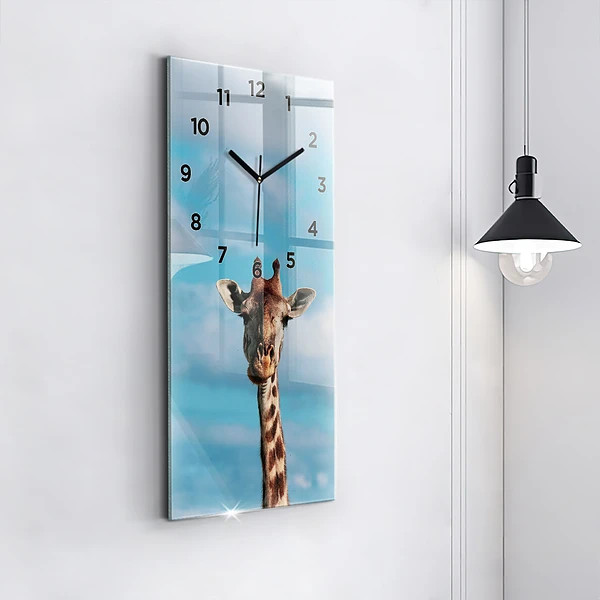 Vertikale Uhr Große Giraffe vor einem Himmelshintergrund