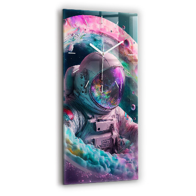 Vertikale Uhr Kosmonautenfarbene Wolken