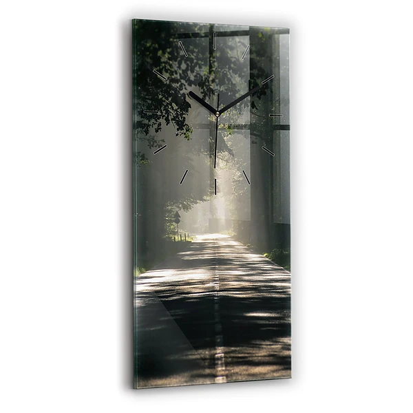 Vertikale Uhr Waldweg und Sonnenschlieren