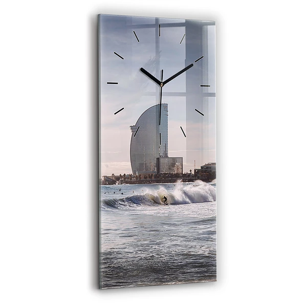 Vertikale Uhr Surfer in Barcelona