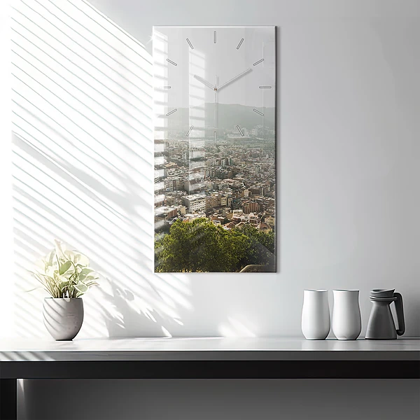 Vertikale Uhr mit motiv Barcelona Blick auf den Montjuic