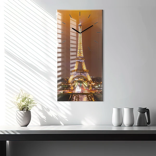 Vertikale Uhr Beleuchteter Eiffelturm