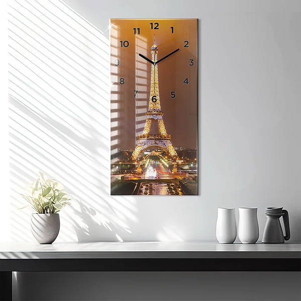 Vertikale Uhr Beleuchteter Eiffelturm