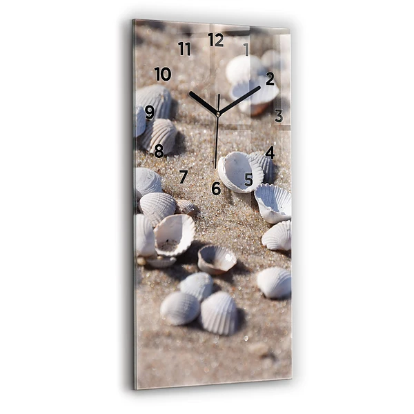 Vertikale Uhr Muscheln am Strand