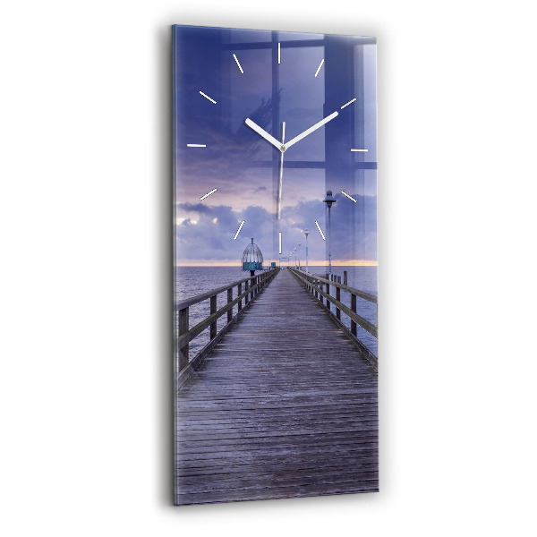 Vertikale Uhr Pier an der Ostsee