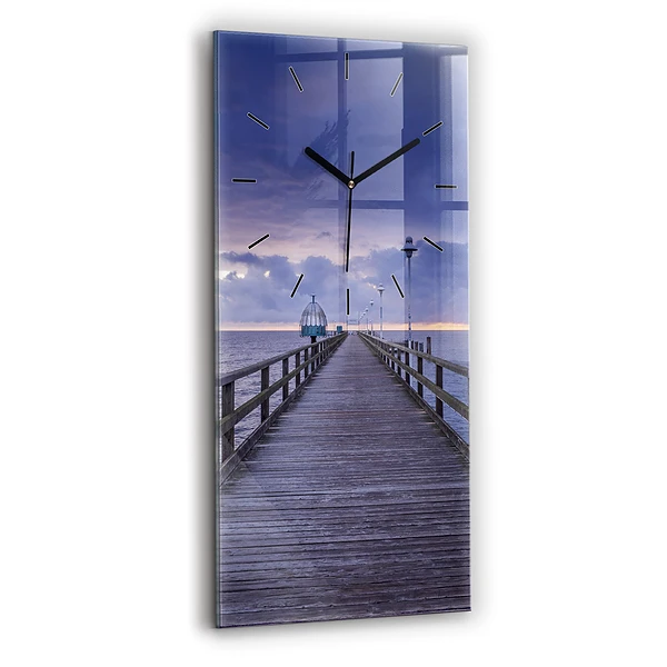 Vertikale Uhr Pier an der Ostsee
