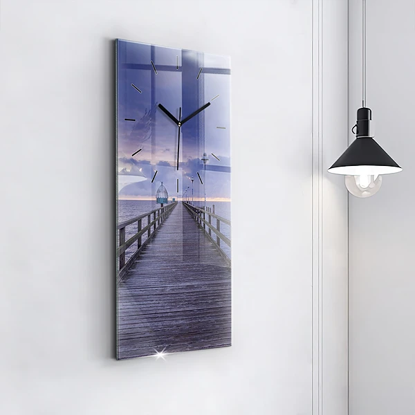 Vertikale Uhr Pier an der Ostsee