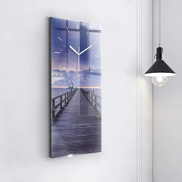 Vertikale Uhr Pier an der Ostsee