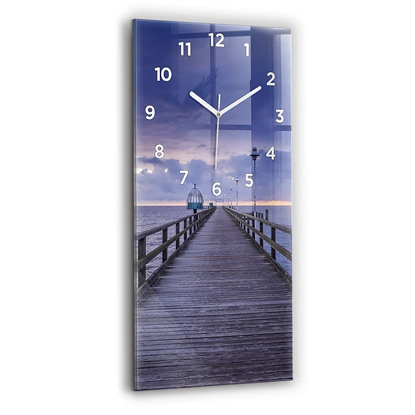 Vertikale Uhr Pier an der Ostsee