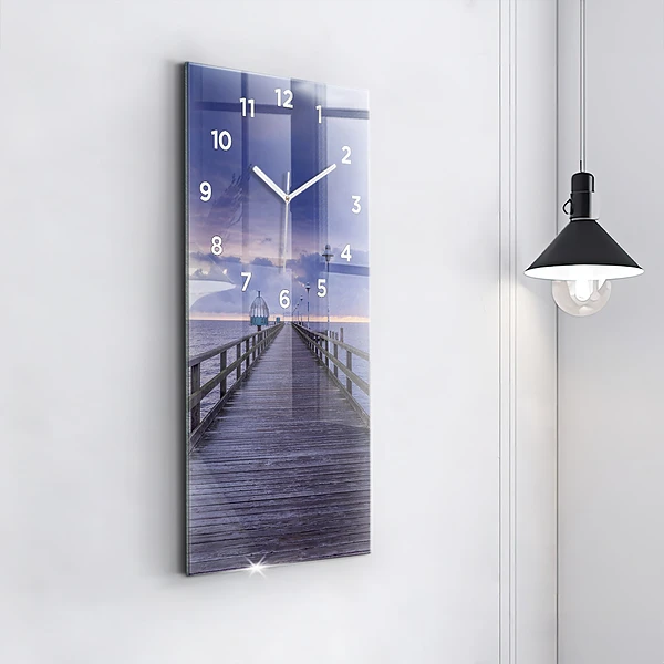 Vertikale Uhr Pier an der Ostsee