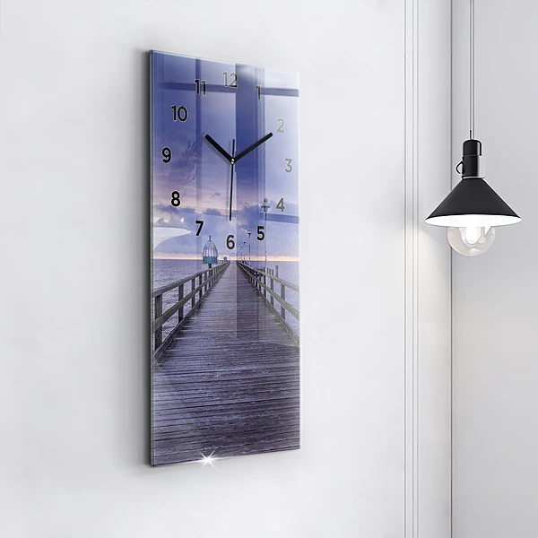 Vertikale Uhr Pier an der Ostsee