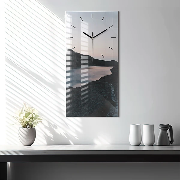 Vertikale Uhr mit motiv See und Berge