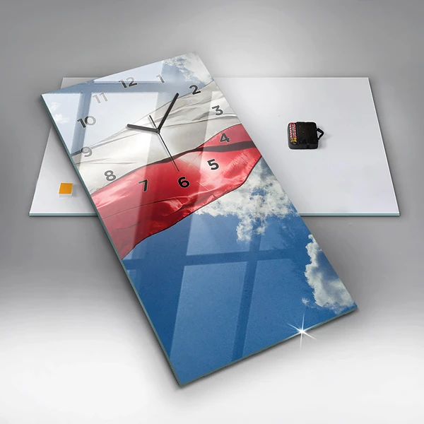 Vertikale Uhr Polnische Flagge gegen den Himmel