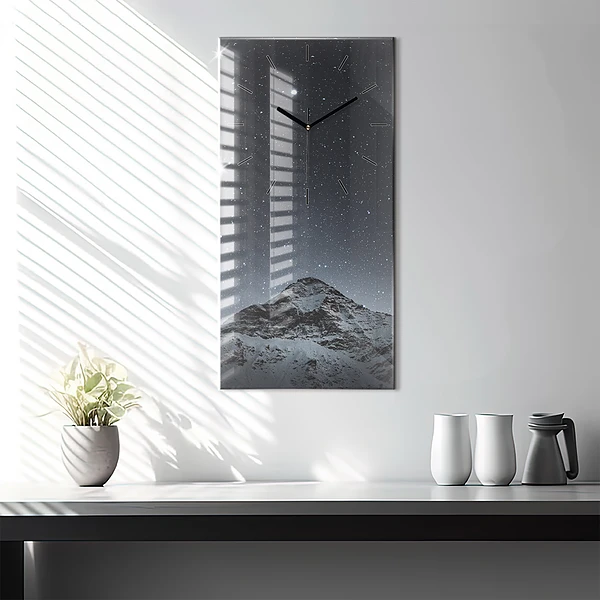 Vertikale Uhr mit motiv Ein Berg unter dem Sternenhimmel