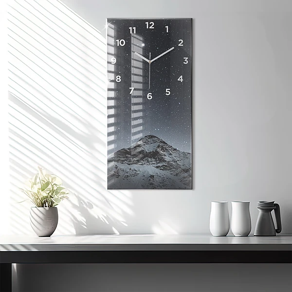 Vertikale Uhr mit motiv Ein Berg unter dem Sternenhimmel