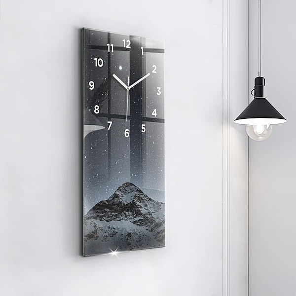 Vertikale Uhr mit motiv Ein Berg unter dem Sternenhimmel