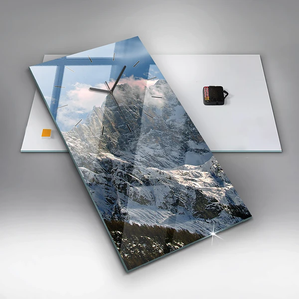 Vertikale Uhr mit motiv Berge unter dem blauen Himmel