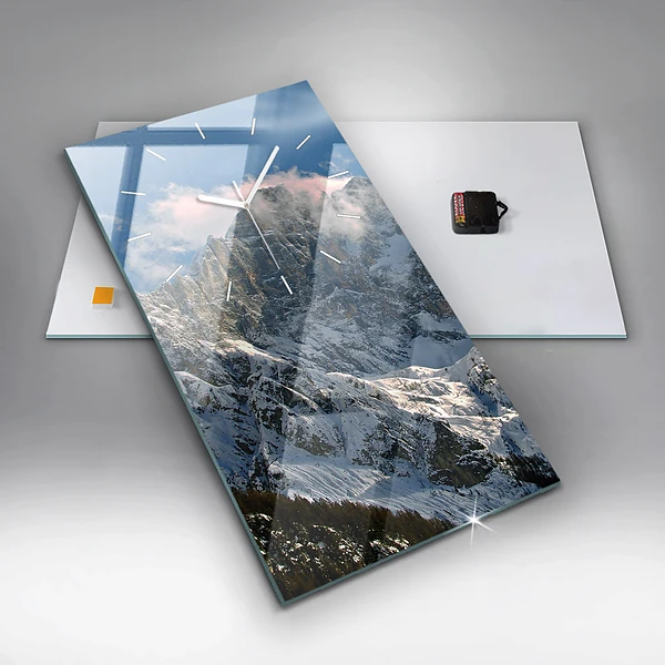 Vertikale Uhr mit motiv Berge unter dem blauen Himmel