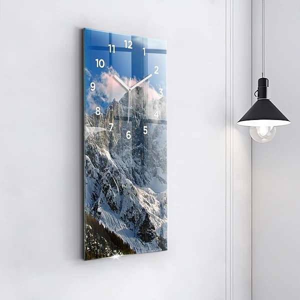 Vertikale Uhr mit motiv Berge unter dem blauen Himmel