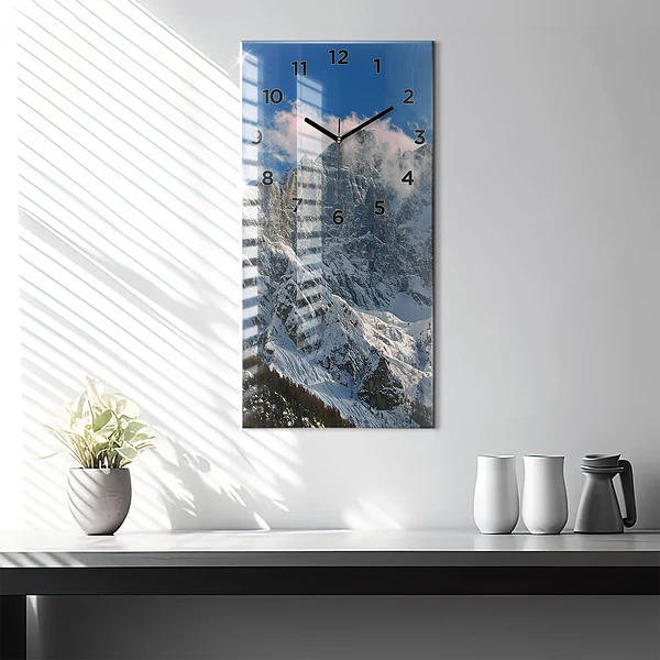 Vertikale Uhr mit motiv Berge unter dem blauen Himmel