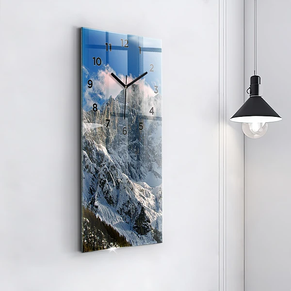 Vertikale Uhr mit motiv Berge unter dem blauen Himmel