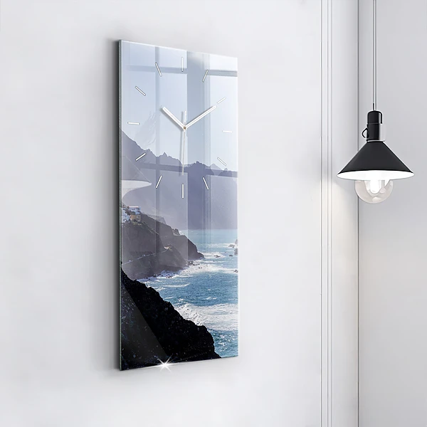 Vertikale Uhr Berge am Meer