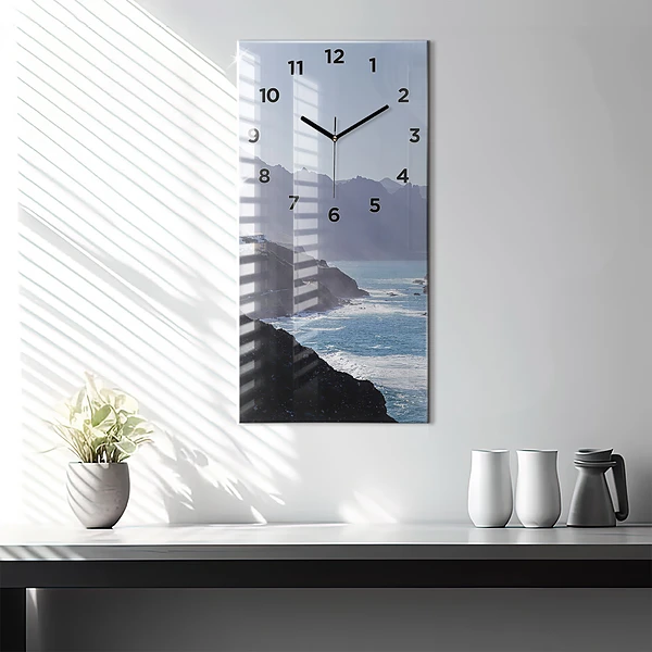 Vertikale Uhr Berge am Meer