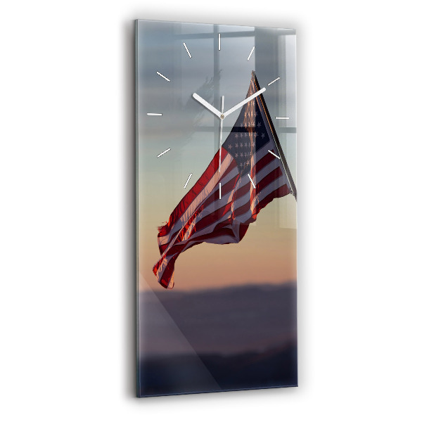 Vertikale Uhr Die wehende US-Flagge