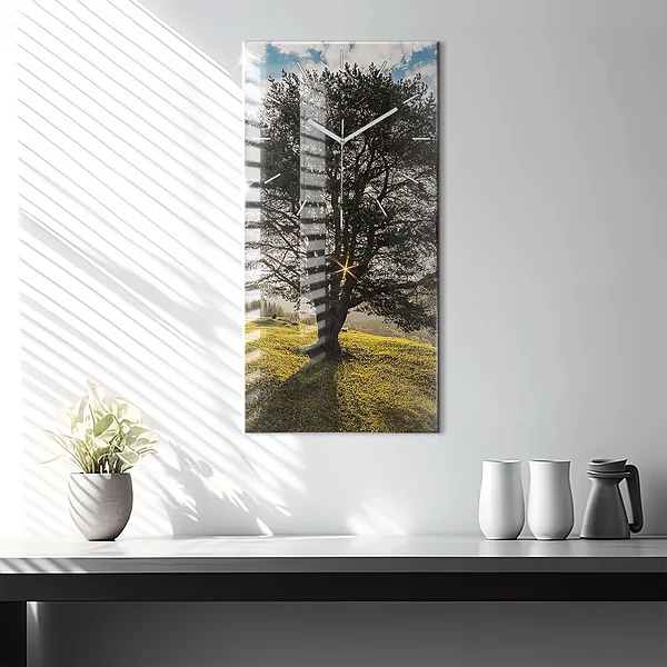 Vertikale Uhr Baum auf einem Hügel