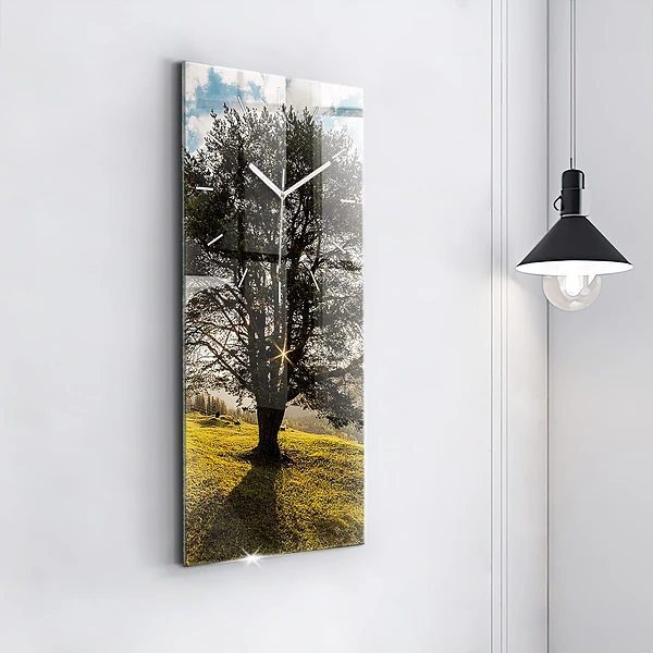Vertikale Uhr Baum auf einem Hügel
