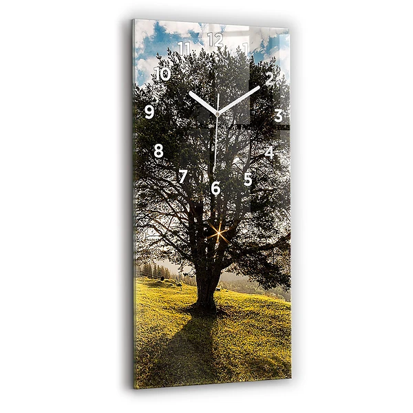 Vertikale Uhr Baum auf einem Hügel