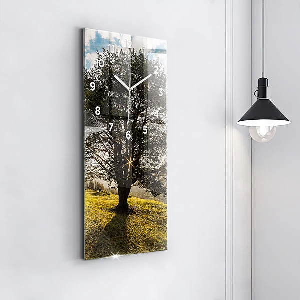 Vertikale Uhr Baum auf einem Hügel