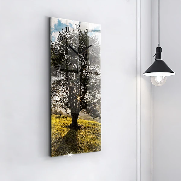 Vertikale Uhr Baum auf einem Hügel