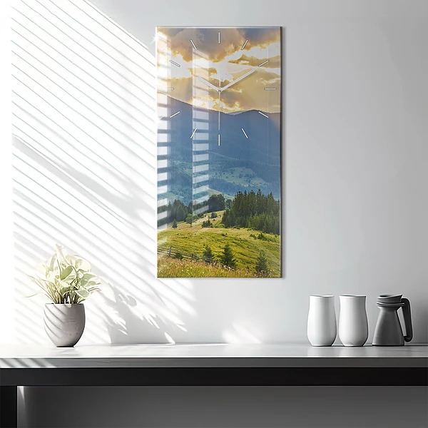 Vertikale Uhr Landschaft mit Wäldern