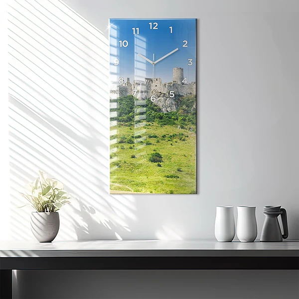 Vertikale Uhr mit motiv Zipser Burg in der Slowakei