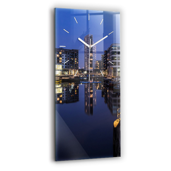 Vertikale Uhr mit motiv Beleuchtete Stadt bei Nacht