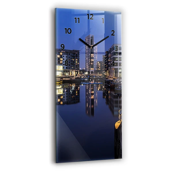 Vertikale Uhr mit motiv Beleuchtete Stadt bei Nacht