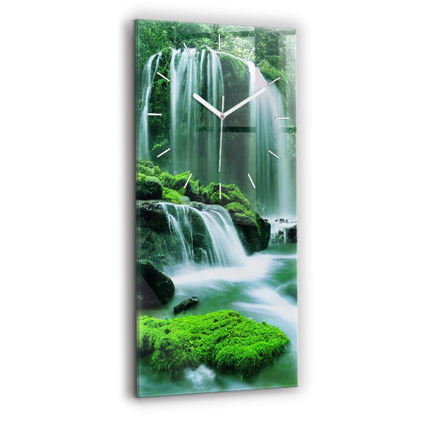 Vertikale Uhr Wasserfall zwischen Moos