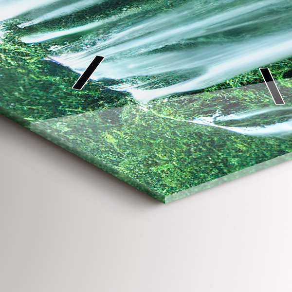 Vertikale Uhr Wasserfall zwischen Moos