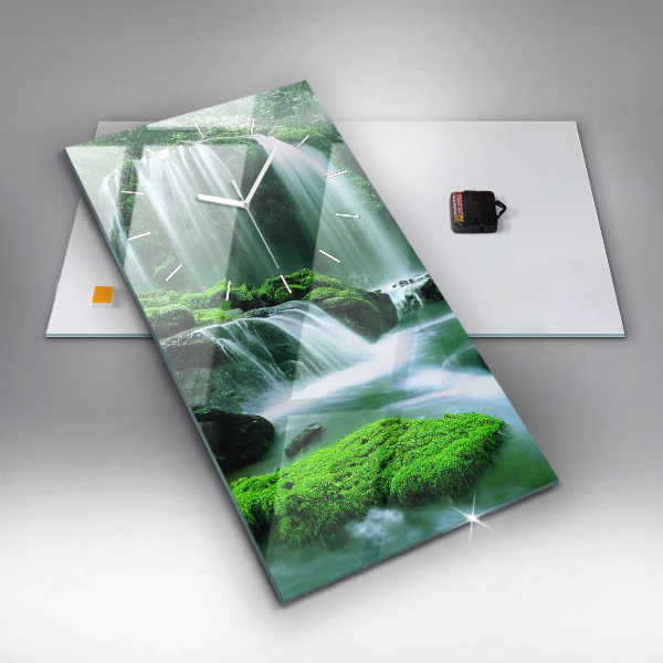 Vertikale Uhr Wasserfall zwischen Moos