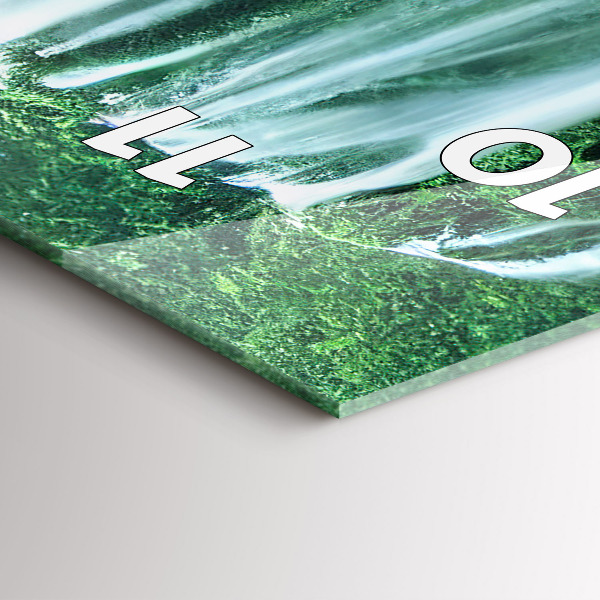 Vertikale Uhr Wasserfall zwischen Moos