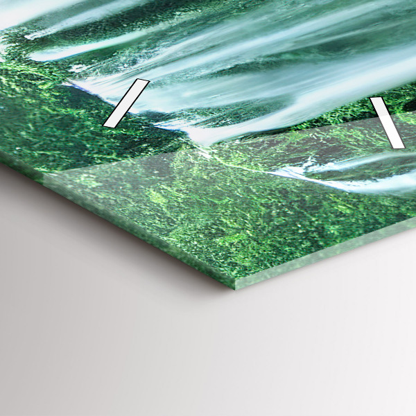 Vertikale Uhr Wasserfall zwischen Moos