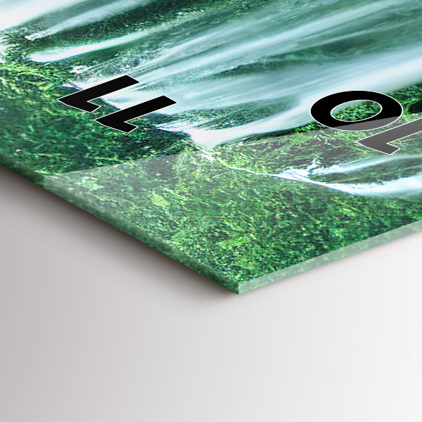 Vertikale Uhr Wasserfall zwischen Moos