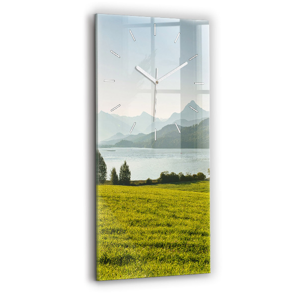 Vertikale Uhr Berge und Felder