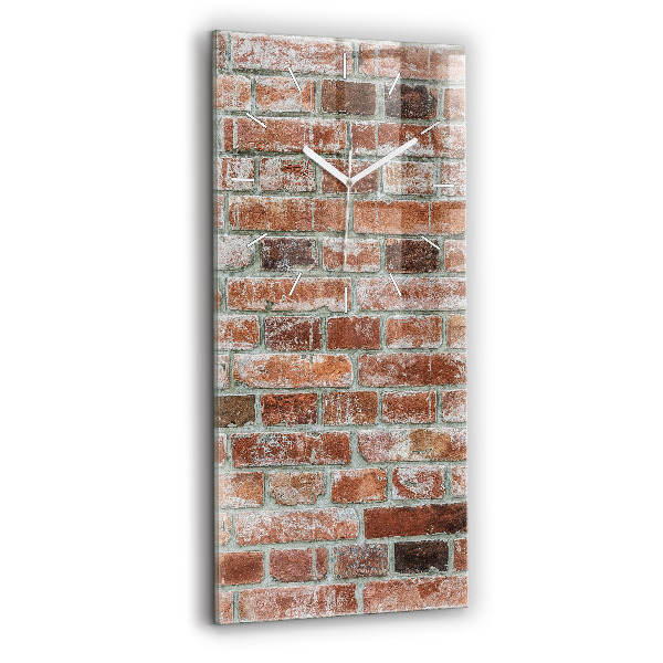 Vertikale Uhr Backsteinmauer