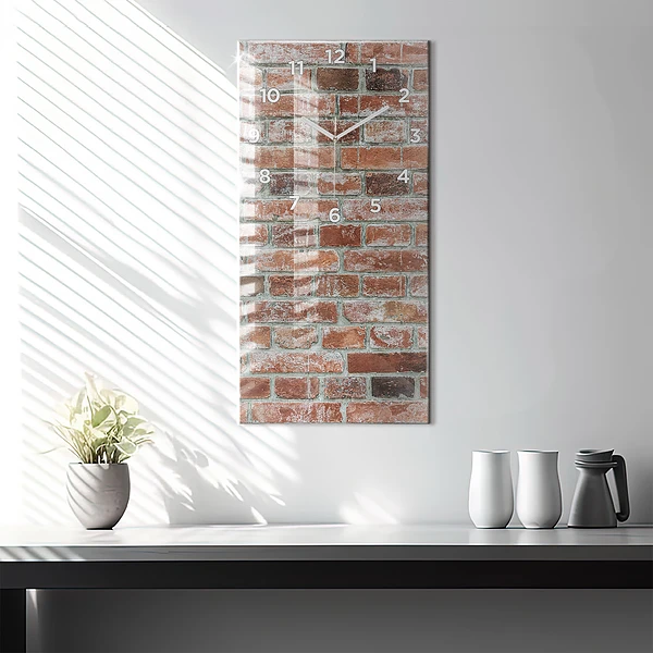 Vertikale Uhr Backsteinmauer